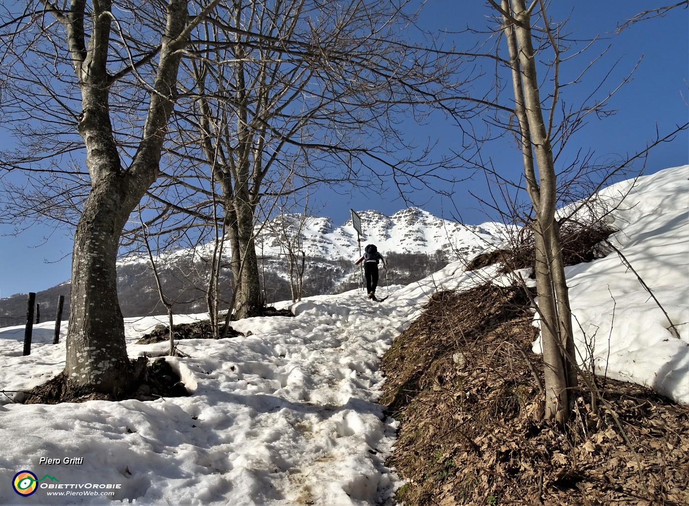 18  Proseguendo sul sent. 578 con vista in Resegone innevato.JPG